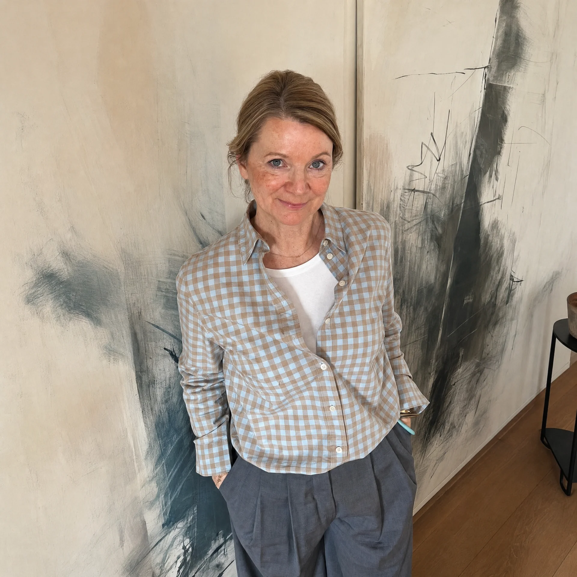 Alexandra Ukmar vor einem Gemälde